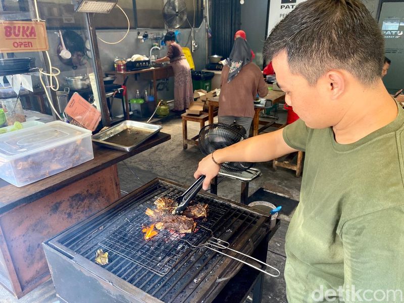 Iga Bakar Terenak di Rawamangun, Harus Rela Antre Berjam-jam!