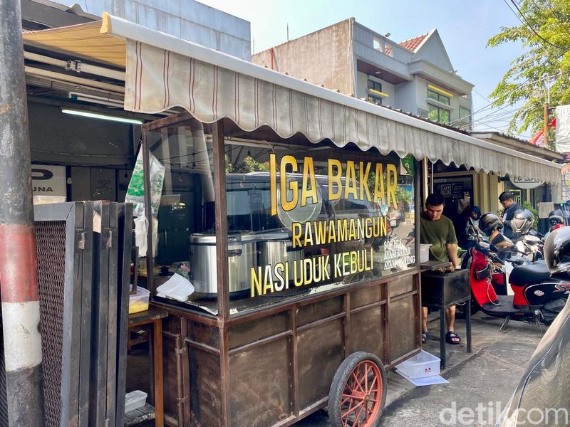 Lezatnya iga bakar di Rawamangun bakal bikin kamu rela antri berjam-jam!