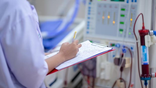 Ilustrasi cuci darah dengan mesin dialisis Dialysis nurse are checking dialysis machine before hemodialysis replacement kidney dysfunction or renal failure in intensive care unit.