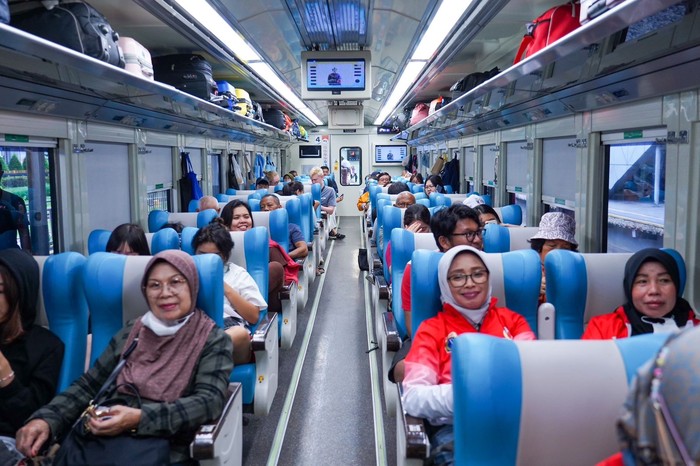 Ilustrasi Naik Kereta Api KAI