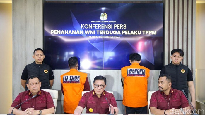 Ini Tampang Pelaku Penyelundupan Orang ke Australia Direktorat Jenderal (Ditjen) Imigrasi menangkap 2 WNI tersangka penyelundupan imigran ilegal ke Australia. Ini tampang mereka.