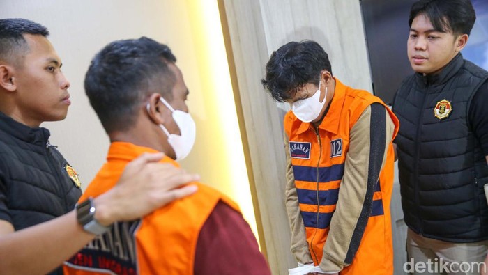 Ini Tampang Pelaku Penyelundupan Orang ke Australia Direktorat Jenderal (Ditjen) Imigrasi menangkap 2 WNI tersangka penyelundupan imigran ilegal ke Australia. Ini tampang mereka.