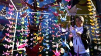 Instalasi origami Tsuru Jepang atau Burung Bangau ini didirikan oleh komunitas Jepang untuk perdamaian dunia sebagai bagian dari acara yang menandai peringatan 79 tahun pengeboman Hiroshima dan Nagasaki pada Perang Dunia II.