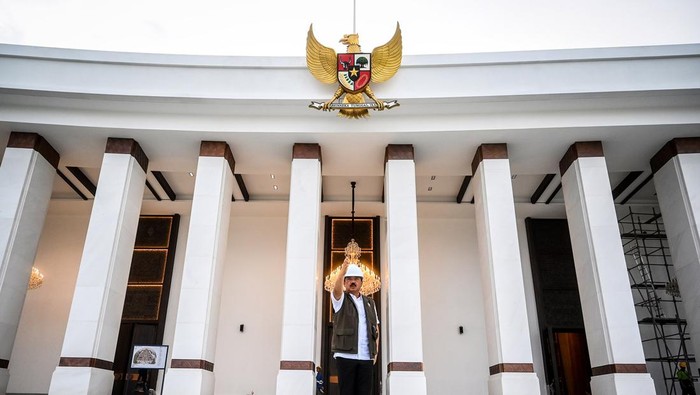Menteri Koordinator Bidang Politik, Hukum dan Keamanan Hadi Tjahjanto (tengah) bersama Ketua Satgas Pembangunan Infrastruktur IKN Danis Sumadilaga (kiri), dan Direktorat Jenderal Cipta Karya Diana Kusumastuti (kanan) mengecek progres pembangunan Istana Negara saat temu Pemred media di IKN, Kabupaten Penajam Paser Utara, Kalimantan Timur, Rabu (7/8/2024). Menko Polhukam menyatakan IKN sudah siap menyelenggarakan HUT Ke-79 RI pada 17 Agustus mendatang. ANTARA FOTO/Rivan Awal Lingga/foc.