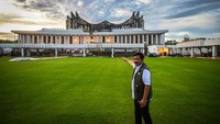 Menteri Koordinator Bidang Politik, Hukum dan Keamanan Hadi Tjahjanto mengecek rumput Istana Negara di IKN, Kabupaten Penajam Paser Utara, Kalimantan Timur, Rabu (7/8/2024).