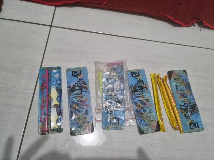 Jajanan permen dan wafer yang dimakan enam santri madrasah di Purwokerto Barat, Banyumas, sehingga mereka diduga mengalami keracunan. Diunggah Kamis (8/8/2024).