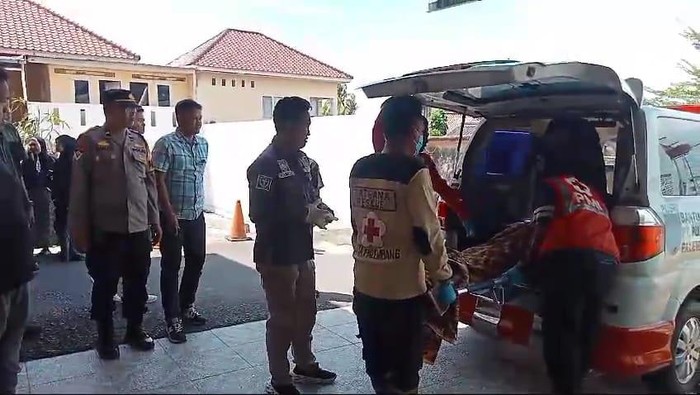 Jenazah tahanan Rutan Pakjo, Irohmin, dibawa ke RS Bhayangkara.
