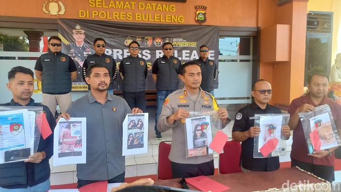 Polres Buleleng merilis pengungkapan kasus judi online, Kamis (8/8/2024).