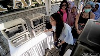 Sebanyak 10 peserta mengadu keahlian memasak kue brownies dengan resep sehat rendah gula.