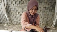 Salah satu peserta menata brownies buatanya.