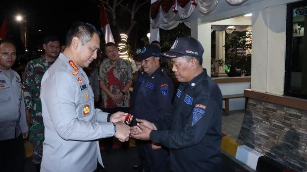 Kapolres Metro Jakarta Barat Kombes M Syahduddi menggelar kegiatan 'Ngopi Kamtibmas di Pos Kamling' bersama warga RW 10, Perumahan Green Garden, Kebon Jeruk