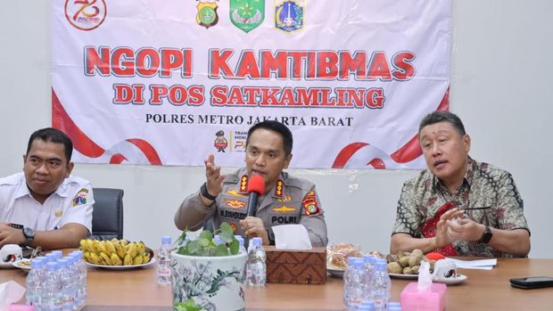 Kapolres Metro Jakarta Barat Kombes M Syahduddi menggelar kegiatan 'Ngopi Kamtibmas di Pos Kamling' bersama warga RW 10, Perumahan Green Garden, Kebon Jeruk