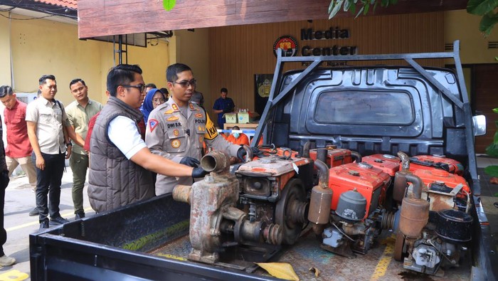 Kapolres Ngawi AKBP Dwi Sumrahadi Rakhmanto saat melihat barang bukti mesik traktor