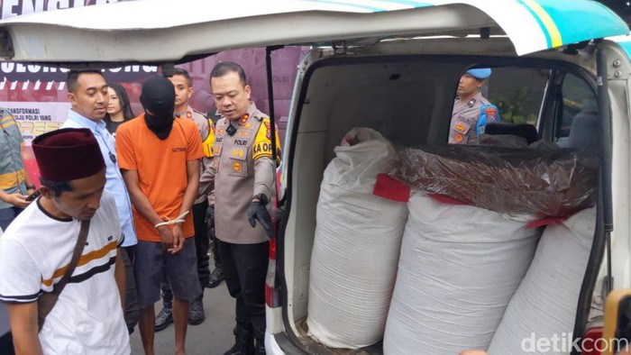 Kapolres Tulungagung AKBP M Taat Resdiianto bersama tersangka