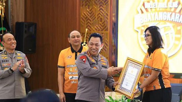 Kapolri Beri Penghargaan ke 2 Tim Voli Polri