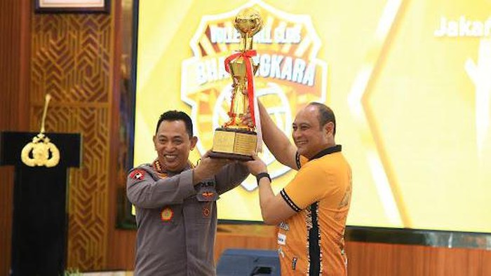 Kapolri Beri Penghargaan ke 2 Tim Voli Polri