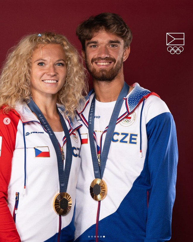 Siapa sangka di balik kemenangan Katerina dan Tomas ada kisah putus cinta. Seperti dikutip dari VT, Katerina Siniakova dan Tomas Machac sebelumnya bukan hanya sekadar pasangan di lapangan tenis. Di kehidupan sehari-hari keduanya pernah menjalin asmara selama empat tahun. Foto: Dok. AP Photo/Andy Wong/Manu Fernandez, Instagram siniakovakaterina