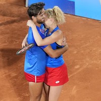 Keduanya pun ditanya oleh media saat konferensi pers pascakemenangan mereka soal apakah saat ini keduanya kembali menjadi pasangan kekasih. Namun Katerina menolak memberi jawaban pasti. Foto: Dok. AP Photo/Andy Wong/Manu Fernandez, Instagram siniakovakaterina