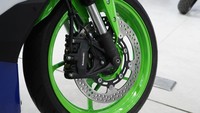 Warna Lime Green pada roda bagian depan dan belakang motor seri Anniversary ini menjadi ciri khas 40 tahun Ninja. Foto: Kawasaki Indonesia