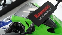 Kemudian Windshield smoke juga menjadi salah satu ciri khas dari Ninja ZX-25RR seri Anniversary. Foto: Kawasaki Indonesia