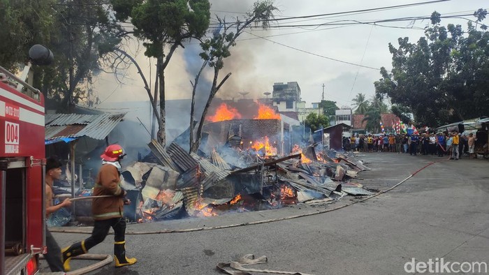 Kebakaran 8 kios di depan Stasiun Lubuklinggau.