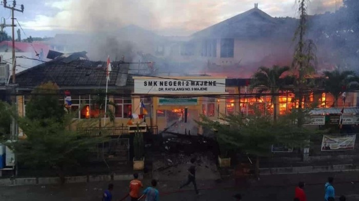 Kebakaran gedung SMKN 2 Majene.
