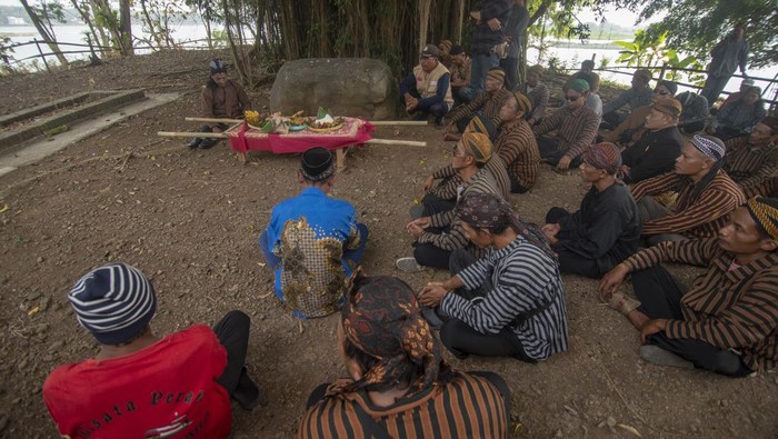 Kemeriahan Sedekah Waduh Cengklik di Boyolali Peserta berdoa bersama saat Sedekah Waduk Cengklik di Waduk Cengklik, Boyolali, Jawa Tengah, Kamis (8/8/2024). Sedekah Waduk Cengklik yang dilakukan oleh warga itu sebagai wujud syukur kepada Tuhan atas berkah yang dihasilkan dari waduk baik perikanan dan pertanian serta mengajak masyarakat untuk menjaga lingkungan Waduk Cengklik dengan pendekatan budaya. ANTARA FOTO/Aloysius Jarot Nugroho/foc.
