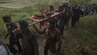 Peserta membawa sesaji saat Sedekah Waduk Cengklik di Waduk Cengklik, Boyolali, Jawa Tengah, Kamis (8/8/2024).