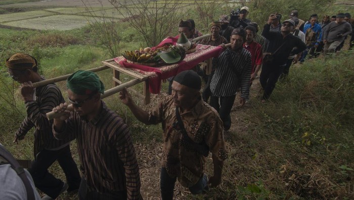 Peserta berdoa bersama saat Sedekah Waduk Cengklik  di Waduk Cengklik, Boyolali, Jawa Tengah, Kamis (8/8/2024). Sedekah Waduk Cengklik yang dilakukan oleh warga itu sebagai wujud syukur kepada Tuhan atas berkah yang dihasilkan dari waduk baik perikanan dan pertanian serta mengajak masyarakat untuk menjaga lingkungan Waduk Cengklik dengan pendekatan budaya. ANTARA FOTO/Aloysius Jarot Nugroho/foc.
