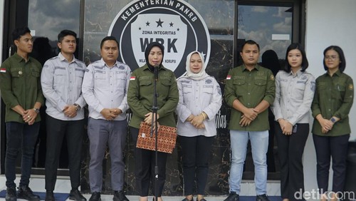 Kepala Kejari Sumbawa Barat, Titin Herawati Utara, saat konferensi pers di kantornya, Kamis (8/8/2024). (Dok. Kejari Sumbawa Barat)