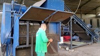 Perusahaan rintisan teknologi pengolahan sampah ini setiap harinya mengolah ratusan ton sampah. Setelah menjalani uji coba ratusan hingga ribuan kali, mesin pengolah sampah otomatis ini pun beroperasi.