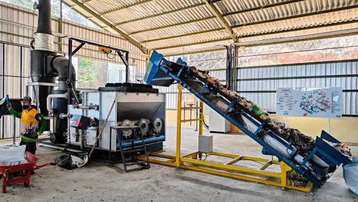 Keren! Teknologi Ini Bisa Mengubah Sampah jadi Barang Bernilai Pionir inovasi mesin pengolahan sampah ini mengubah Banyumas menjadi salah satu kota paling bersih dan terbaik dalam pengolahan sampah di Asia Tenggara 2023.
Waste to Wealth yang menjadi penyedia teknologi persampahan nasional ini digagas oleh anak bangsa. Mereka membuat mesin pengolah dan pemilahan sampah yang terus dikembangkan selama 3 tahun.