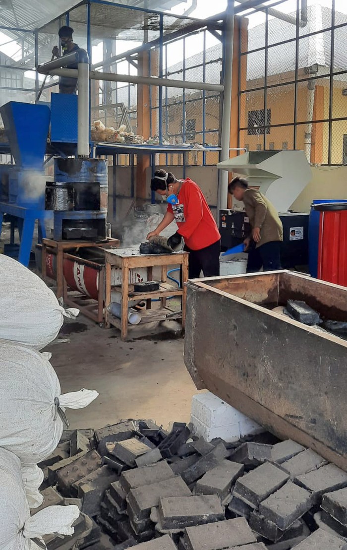 Keren! Teknologi Ini Bisa Mengubah Sampah jadi Barang Bernilai Pionir inovasi mesin pengolahan sampah ini mengubah Banyumas menjadi salah satu kota paling bersih dan terbaik dalam pengolahan sampah di Asia Tenggara 2023.
Waste to Wealth yang menjadi penyedia teknologi persampahan nasional ini digagas oleh anak bangsa. Mereka membuat mesin pengolah dan pemilahan sampah yang terus dikembangkan selama 3 tahun.