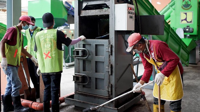Keren! Teknologi Ini Bisa Mengubah Sampah jadi Barang Bernilai Pionir inovasi mesin pengolahan sampah ini mengubah Banyumas menjadi salah satu kota paling bersih dan terbaik dalam pengolahan sampah di Asia Tenggara 2023.
Waste to Wealth yang menjadi penyedia teknologi persampahan nasional ini digagas oleh anak bangsa. Mereka membuat mesin pengolah dan pemilahan sampah yang terus dikembangkan selama 3 tahun.