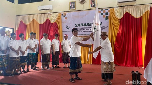 Ketua Dewan Pembina I Wayan Laba saat meresmikan Yayasan Agung Jaya Mandiri di STKIP Amlapura pada Kamis (8/8/2024). (I Wayan Selamat Juniasa)