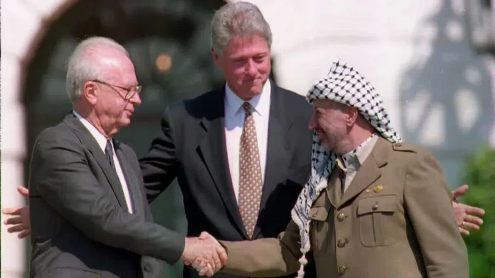 Ketua Organisasi Pembebasan Palestina (Palestine Liberation Organizatio/PLO) sekaligus pendiri Faksi Fatah Yasser Arafat (kanan) dan Perdana Menteri Israel Yitzhak Rabin (kiri) (Reuters)