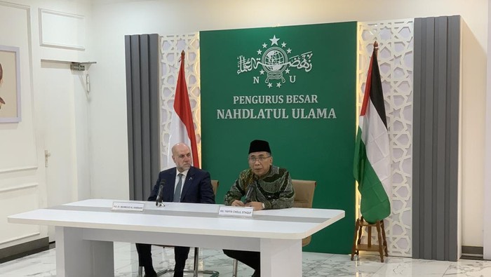 Ketua Umum Pengurus Besar Nahdlataul Ulama (PBNU) Yahya Cholil Tsaquf menerima kedatangan Penasihat Presiden Palestina Mahmoud Al-Habbash di kantor PBNU, Jakarta, Kamis (8/8/2024).