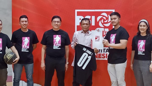 Ketua Umum PSI, Kaesang Pangarep, saat memberikan jersey 01 kepada Lalu Pathul Bahri seusai menyerahkan rekomendasi di Jakarta, Kamis (8/8/2024). (Dok. DPD PSI)