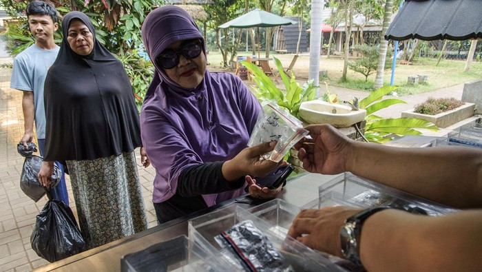 Warga menunjukan obat usai pemeriksaan kesehatan di Klinik Sehat Mitra Enviro Bening Saguling Foundation di Cihampelas, Kabupaten Bandung Barat, Jawa Barat, Rabu (7/8/2024). Yayasan Bening Saguling Foundation bersama PT Namasindo Plas memberikan pelayanan kesehatan dengan membayar menggunakan sampah minimal satu kilogram bagi warga sekitar yang kurang mampu pada tiap hari rabu dan jumat sebagai aksi nyata dalam menjaga lingkungan dan kesehatan. ANTARA FOTO/Novrian Arbi/YU