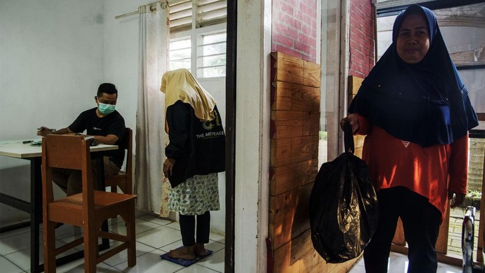 Warga menunjukan obat usai pemeriksaan kesehatan di Klinik Sehat Mitra Enviro Bening Saguling Foundation di Cihampelas, Kabupaten Bandung Barat, Jawa Barat, Rabu (7/8/2024). Yayasan Bening Saguling Foundation bersama PT Namasindo Plas memberikan pelayanan kesehatan dengan membayar menggunakan sampah minimal satu kilogram bagi warga sekitar yang kurang mampu pada tiap hari rabu dan jumat sebagai aksi nyata dalam menjaga lingkungan dan kesehatan. ANTARA FOTO/Novrian Arbi/YU