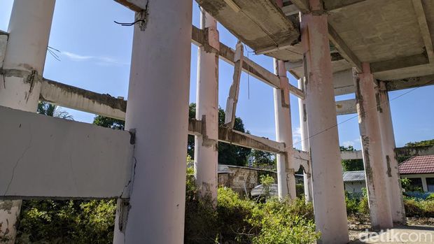 Kondisi gedung Shelter Tsunami di Dusun Karang Pangsor, Desa Pemenang Barat, Kecamatan Pemenang, Kabupaten Lombok Utara, Nusa Tenggara Barat mangkrak, Kamis (8/8/2024). (Ahmad Viqi/detikBali).
