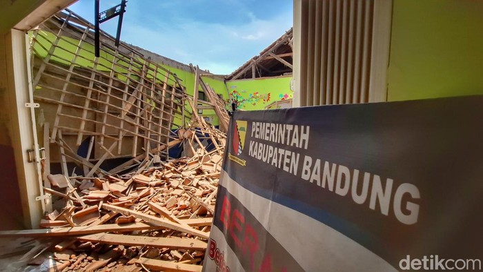 Kondisi sekolah SDN Dahniar yang ambruk.