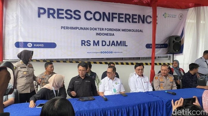 Konferensi pers usai proses ekshumasi dan autopsi terhadap jenazah Afif Maulana selesai dilakukan. (Jeka Kampai/detikSumut)