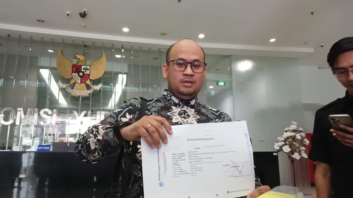 Kuasa Hukum keluarga Dini Sera Afriyanti, Dimas Yemahura Al Faraauq, di Gedung KY, Jakarta Pusat, Kamis (8/8/2024).