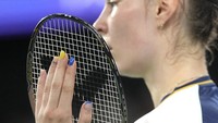 Kuku jari Polia Buhrova dari Ukraina dicat dengan warna bendera Ukraina dan cincin Olimpiade selama pertandingan penyisihan grup bulu tangkis tunggal putri melawan Tereza Svabikova dari Ceko di Porte de la Chapelle Arena. AP/Dita Alangkara