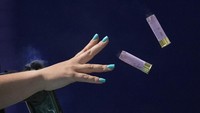 Amber Jo Rutter dari Inggris mengeluarkan selongsong peluru kosong dari senjatanya saat ia bertanding di final Skeet putri di Olimpiade Musim Panas 2024. AP/Manish Swarup
