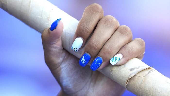 Kuku-kuku Nyentrik Atlet Olimpiade Paris 2024 Eleni-Klaoudia Polak, of Greece, prepares for the women's pole vault qualification at the 2024 Summer Olympics, Monday, Aug. 5, 2024, in Saint-Denis, France. (AP Photo/Matthias Schrader)