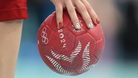 Tovizi Petra Anita Fuezi, dari Hungaria, memegang bola selama pertandingan bola tangan putri melawan Belanda di Olimpiade Musim Panas 2024. AP/Aaron Favila