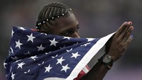 Noah Lyles, dari Amerika Serikat, merayakan kemenangannya setelah memenangkan medali emas di final lari 100 meter putra di Olimpiade Musim Panas 2024. AP/Ashley Landis