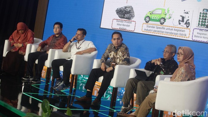 Kupas Tuntas Manfaat Daur Ulang Limbah Baterai Kendaraan Listrik Baterai kendaraan listrik ternyata menjadi limbah. Oleh sebab itu proses daur ulang diperlukan agar baterai kendaraan listrik yang sudah terpakai bisa dimanfaatkan kembali. Festival LIKE 2, JCC, Jakarta, Kamis (8/8/2024).